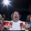 Выбирайте комедии: во время просмотра грустных фильмов едят больше