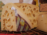 Сыр швейцарский. Фото